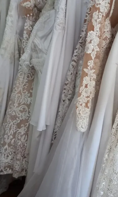 Arara de vestidos de noiva em renda e tule para alugar no ateliê Anita & Leticia